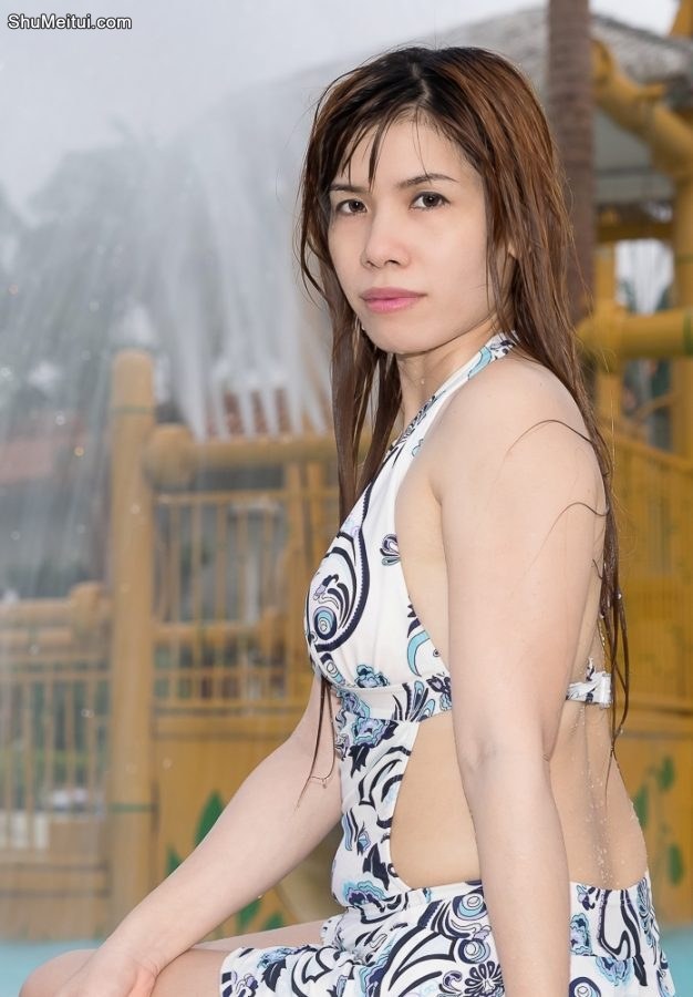 熟妇王翠嫂难得去水上乐园玩一圈，就是泳衣太保守了，得改[第10张/共12张]