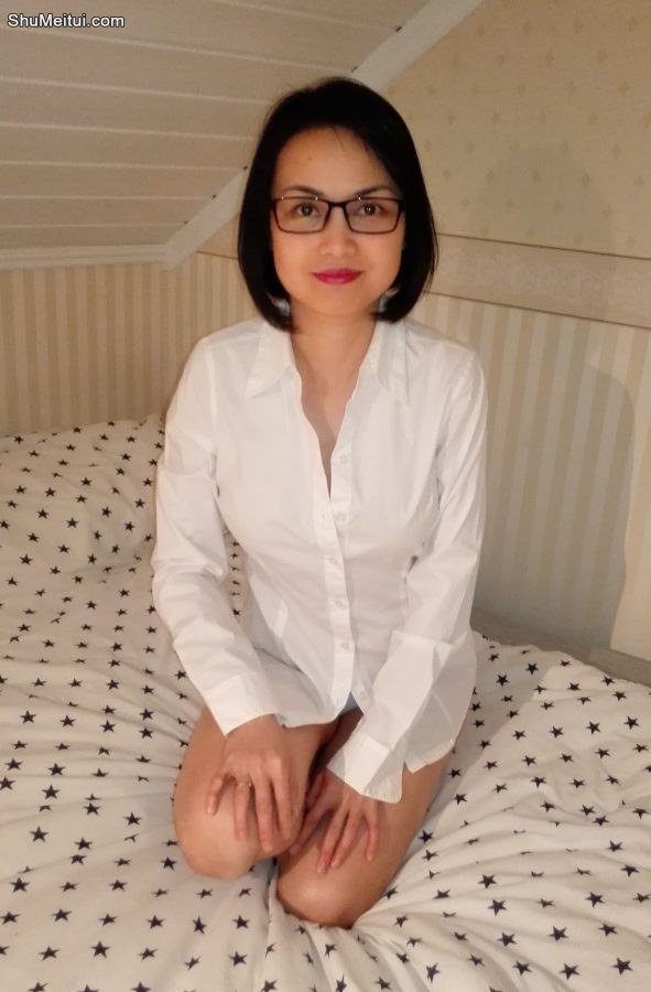戴眼镜的美雅姐床上只穿了一件衬衫[第6张/共10张]