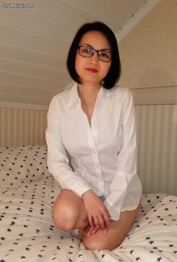 戴眼镜的美雅姐床上只穿了一件衬衫[第7张/共10张]