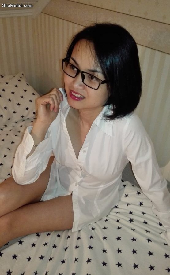 戴眼镜的美雅姐床上只穿了一件衬衫[第10张/共10张]