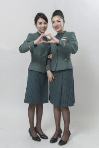 美丽的空姐们穿制服黑色丝袜在一起拍写真-第一部分