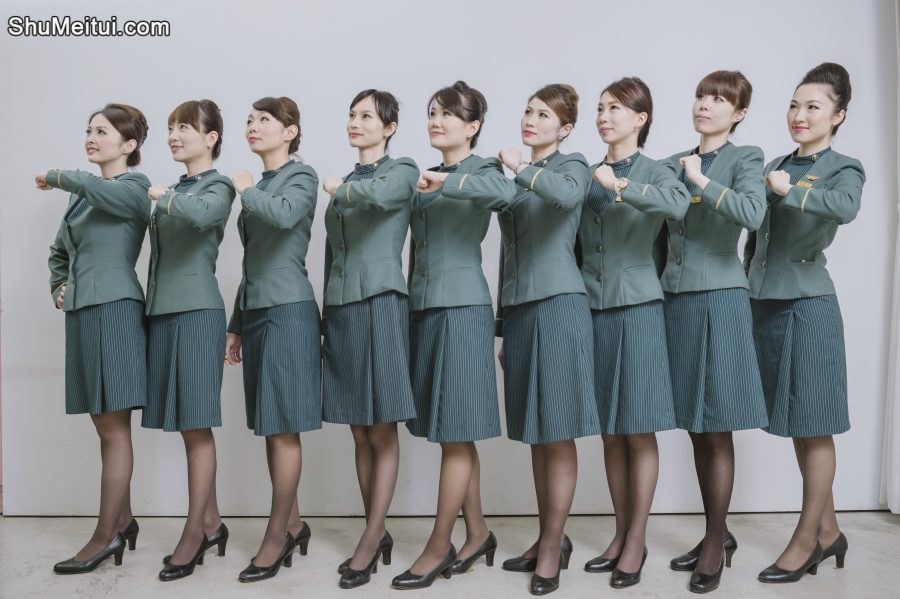 美丽的空姐们穿制服黑色丝袜在一起拍写真-第一部分[第12张/共42张]