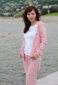 知风姐身穿粉色运动装畅游挪威小镇