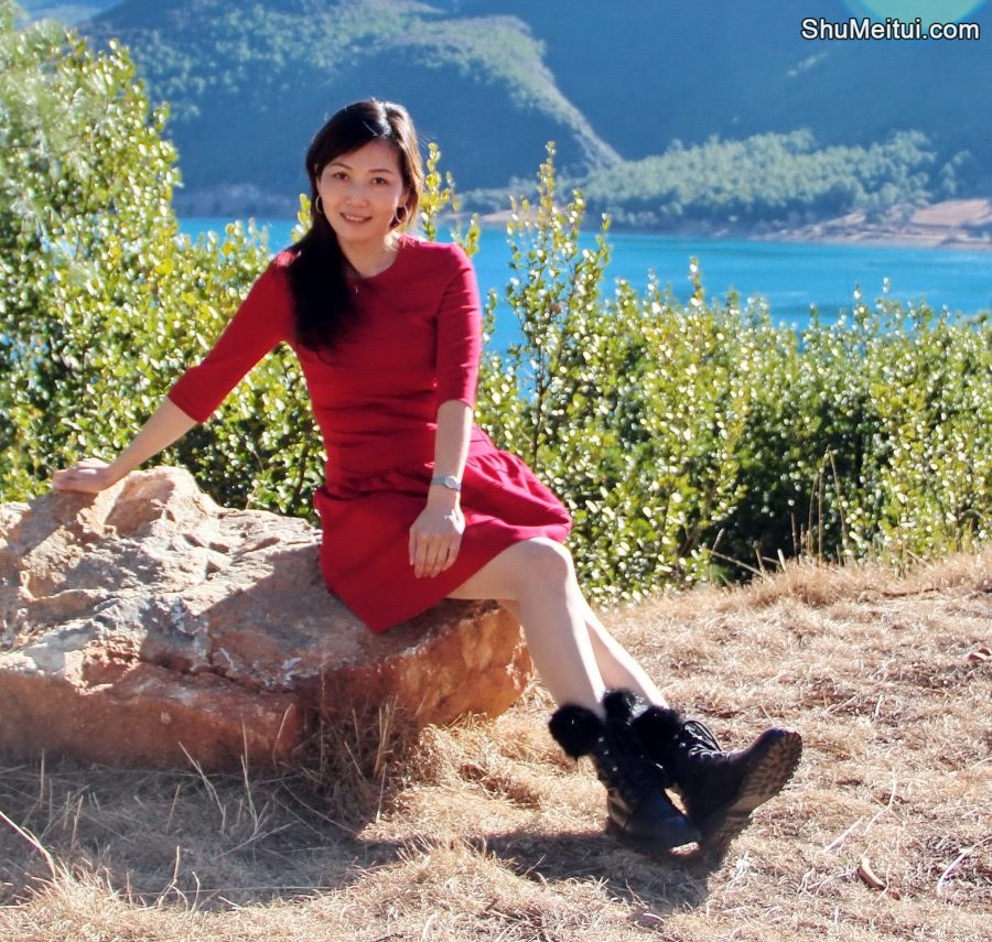 气质美姐穿肉丝短靴在一片湖光山色中拍照片[第1张/共3张]