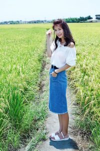 CC姐穿牛仔裙在稻田里拍照片