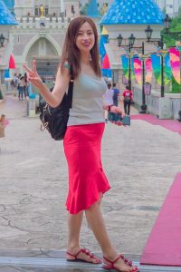 堂堂在韩国旅行时的照片身穿红裙红裙气质迷人