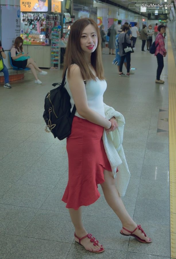 堂堂在韩国旅行时的照片身穿红裙红裙气质迷人[第1张/共11张]