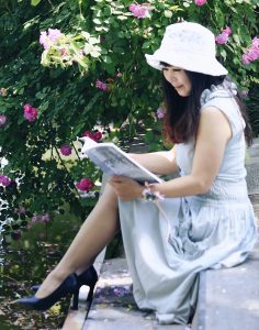 爱读书的美女大姐腿穿肉丝配高跟公园写真