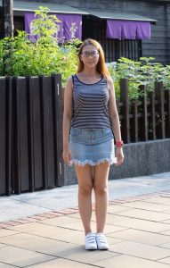 戴眼镜的人妻在日本旅行时穿牛仔短裙露大白腿