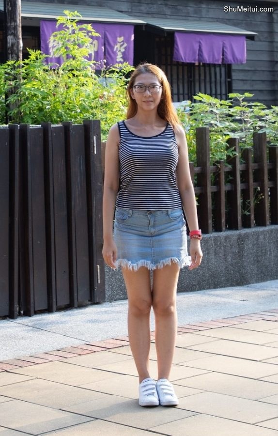 戴眼镜的人妻在日本旅行时穿牛仔短裙露大白腿[第6张/共8张]