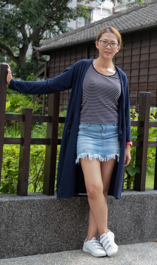 戴眼镜的人妻在日本旅行时穿牛仔短裙露大白腿[第2张/共8张]