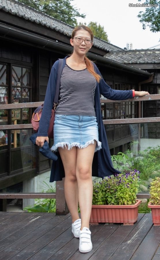 戴眼镜的人妻在日本旅行时穿牛仔短裙露大白腿[第3张/共8张]