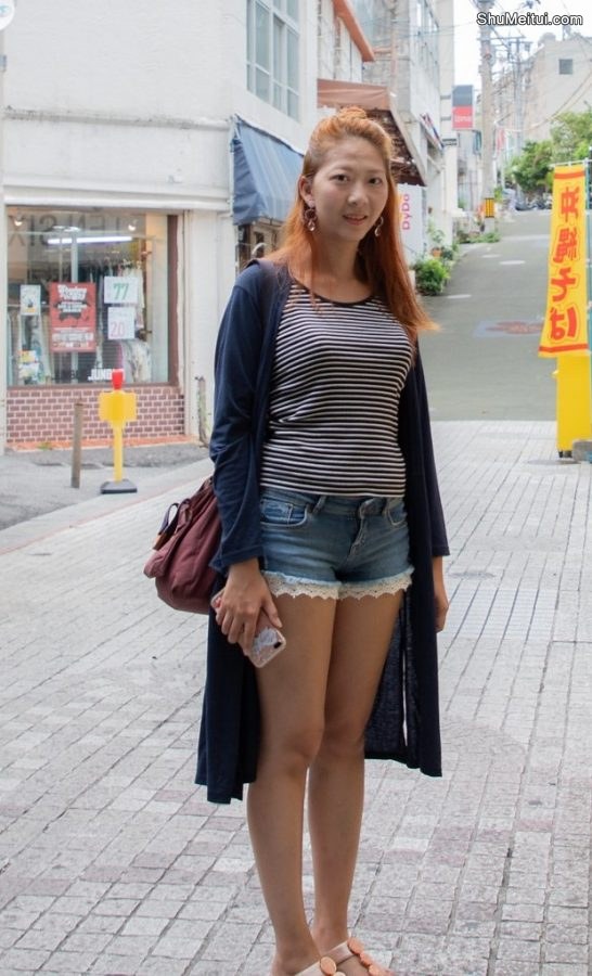 穿着牛仔热裤秀匀称修长玉腿的姐姐在日本旅行[第5张/共8张]