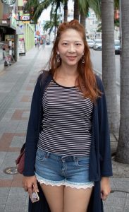 穿着牛仔热裤秀匀称修长玉腿的姐姐在日本旅行